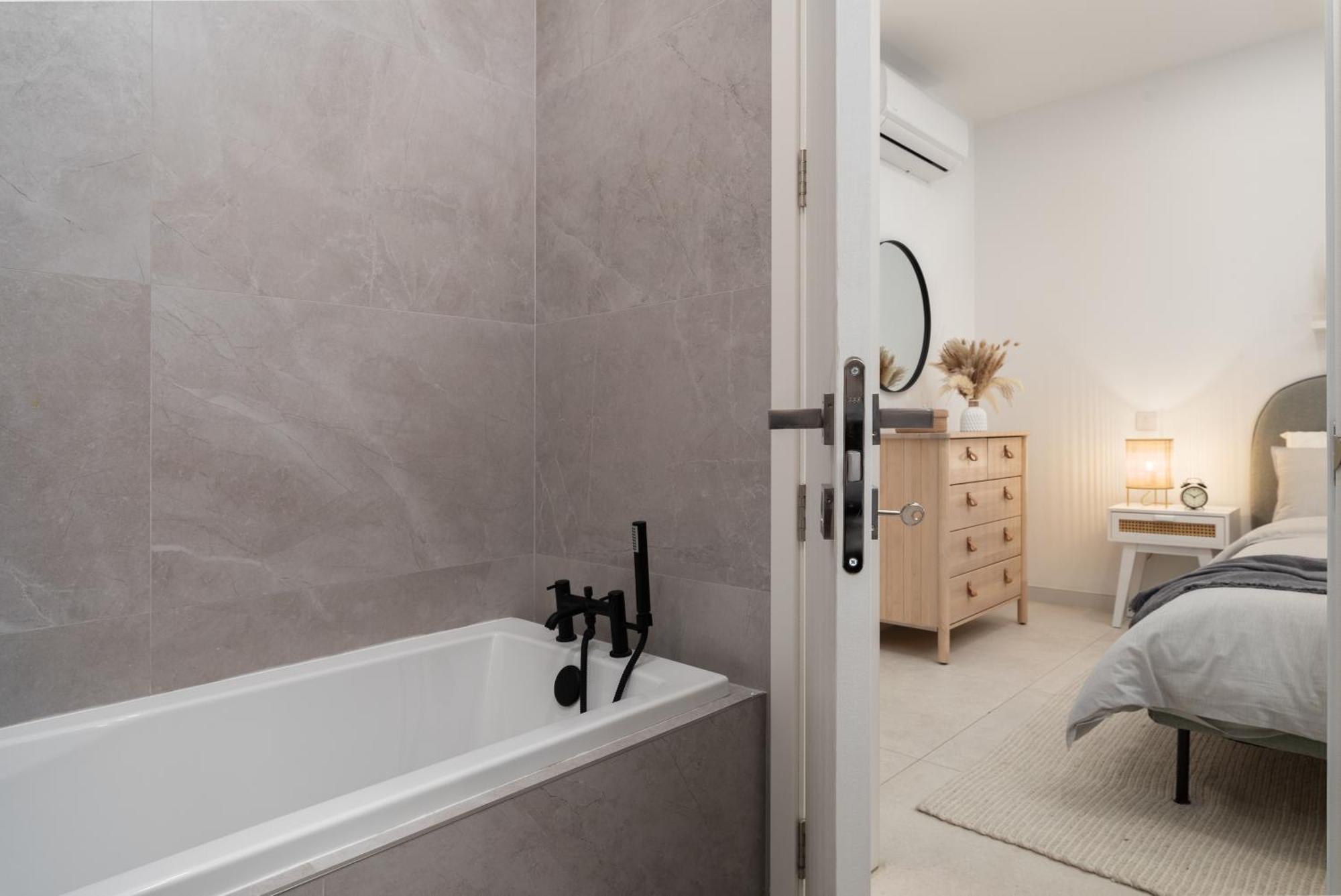 Modern 2br With Outside Furniture - Close To Sliema, Saint Julians & Valletta شقة *